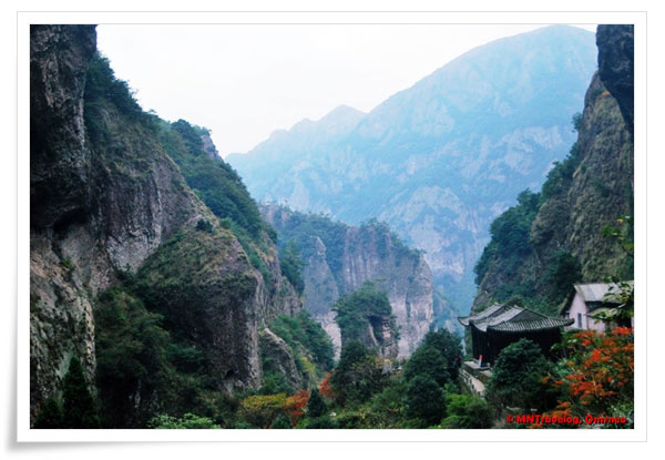 Beauty-top-of-YanDang-Mountain,-China,-MNTravelog