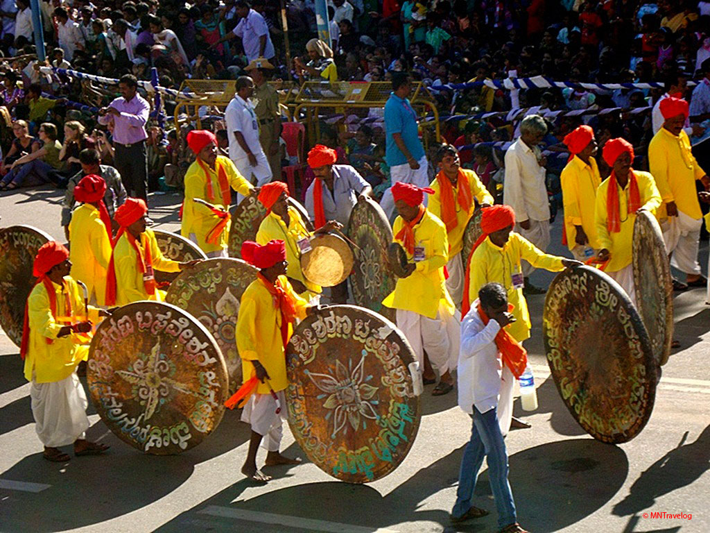 Cultural-events-during-the-procession-for-Mysore-Dasara