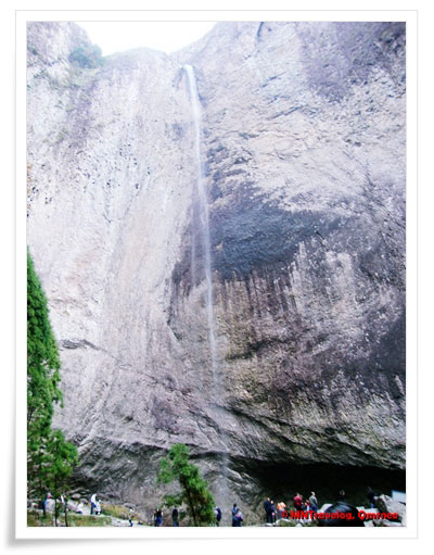 Da-Long-Pool-Waterfall,-YanDang-Mountain,-China, MNTravelog