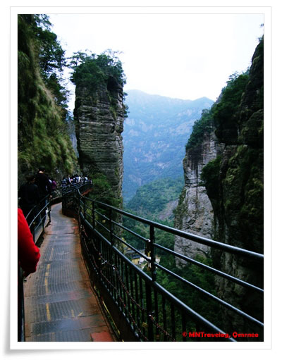 Passage-around-Xiao-Long-Pool,-YanDang-Mountain,-China,-MNTravelog