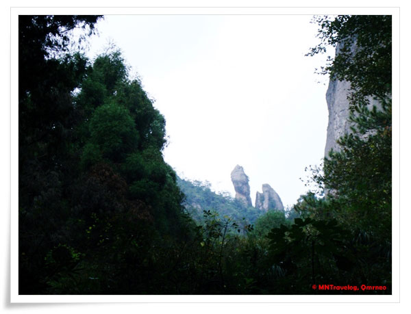 Sitting-Monk-Praying-to-his-Lord,-YanDang-Mountain,-China,-MNTravelog