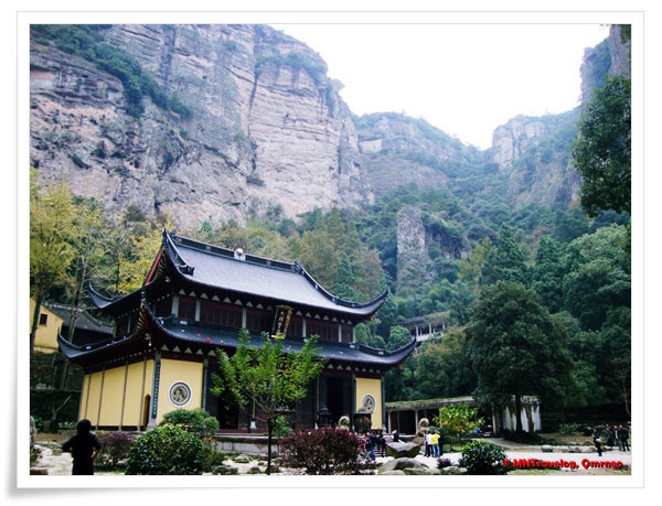 Temple-at-top-of-YanDang-Mountain,-China,-MNTravelog